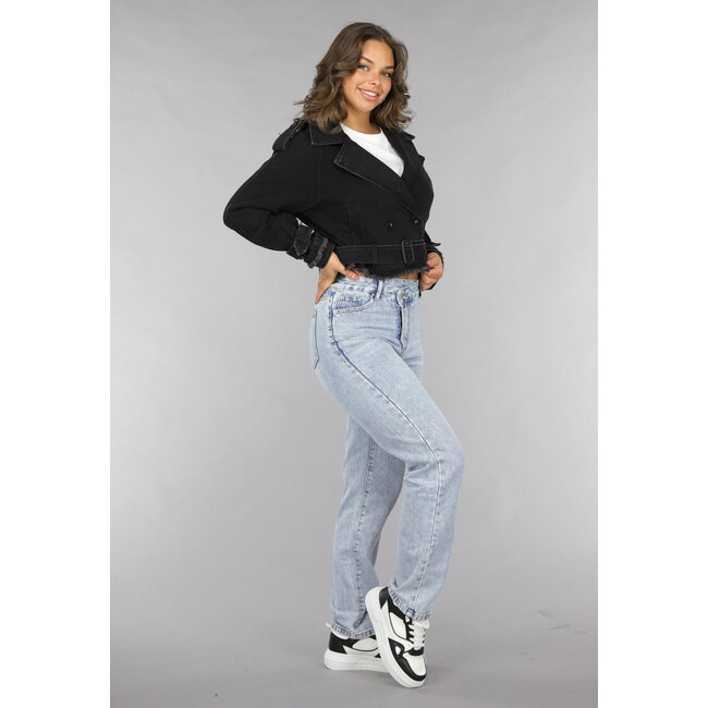 Gekürzte schwarze Denimjacke mit Schnallendetails