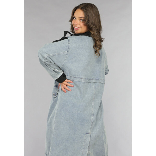 Denim-Mantel mit schwarzen Details