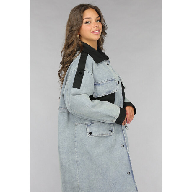 Denim-Mantel mit schwarzen Details