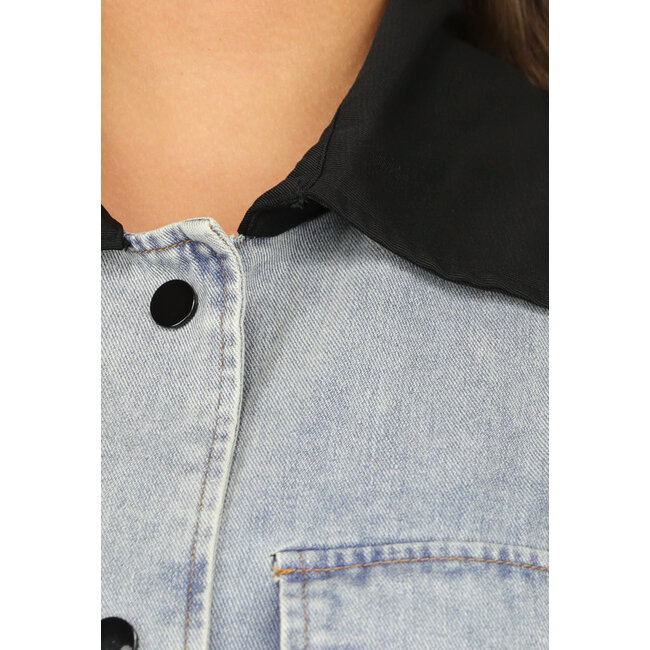 Denim-Mantel mit schwarzen Details