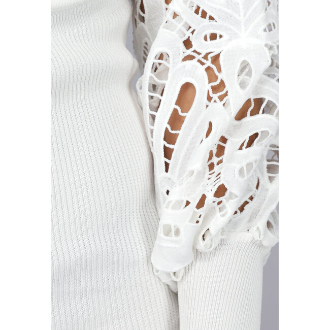 Weißes überlappendes Rippenkleid mit gehäkelten Ärmeln und Stretch