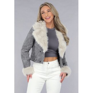 Graue Kurzjacke mit beigem Pelzkragen