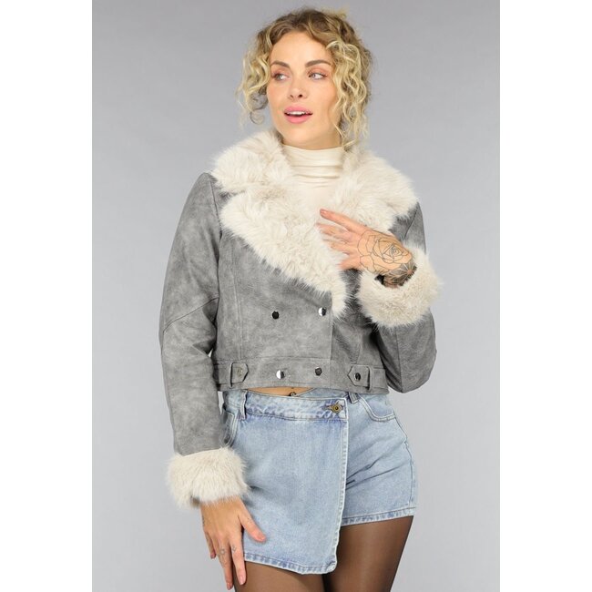 Graue Kurzjacke mit beigem Pelzkragen