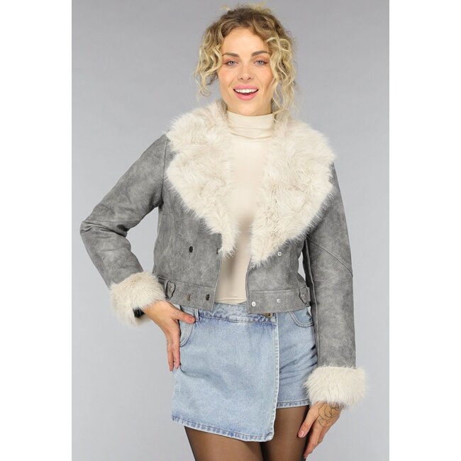 Graue Kurzjacke mit beigem Pelzkragen