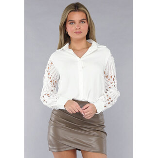 Bluse mit gehäkelten Ärmeln in Weiß