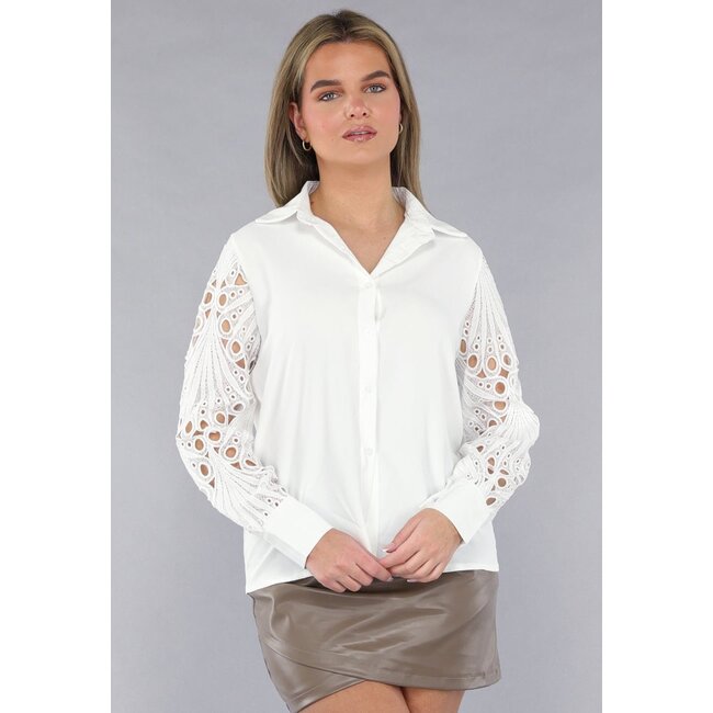 Bluse mit gehäkelten Ärmeln in Weiß