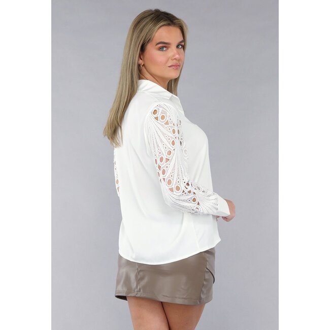 Bluse mit gehäkelten Ärmeln in Weiß