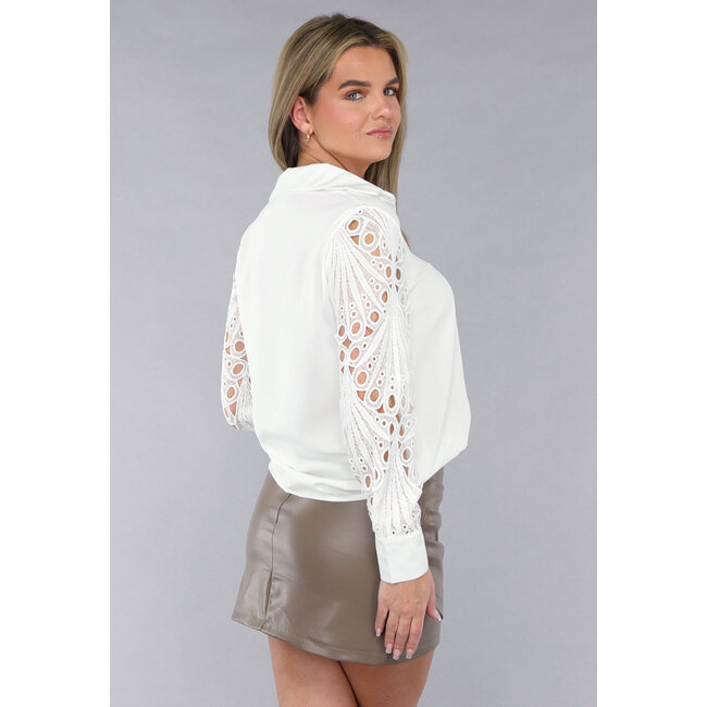 Bluse mit gehäkelten Ärmeln in Weiß