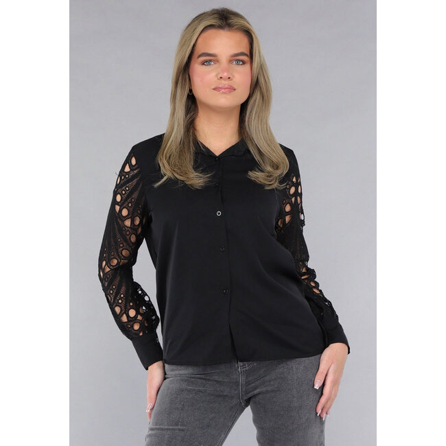 Bluse mit gehäkelten Ärmeln in Schwarz