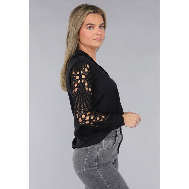 Bluse mit gehäkelten Ärmeln in Schwarz