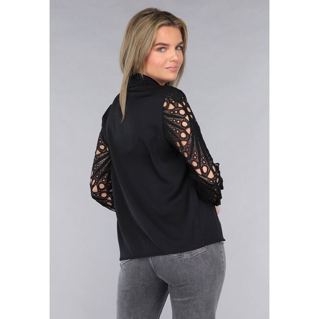 Bluse mit gehäkelten Ärmeln in Schwarz
