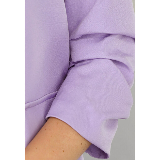 Fliederfarbener taillierter Blazer mit plissierten Ärmeln