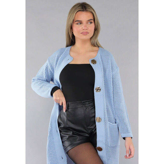 Blaue Strickjacke in Übergröße mit goldenen Knöpfen