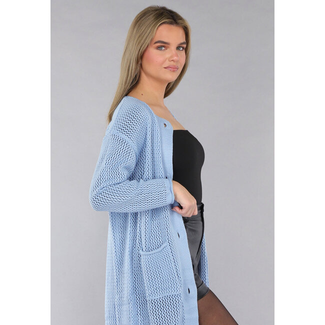 Blaue Strickjacke in Übergröße mit goldenen Knöpfen
