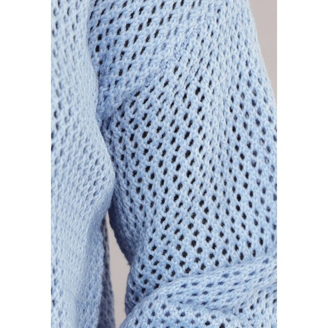Blaue Strickjacke in Übergröße mit goldenen Knöpfen