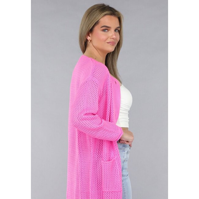Leuchtend rosa Strickjacke in Übergröße mit goldenen Knöpfen