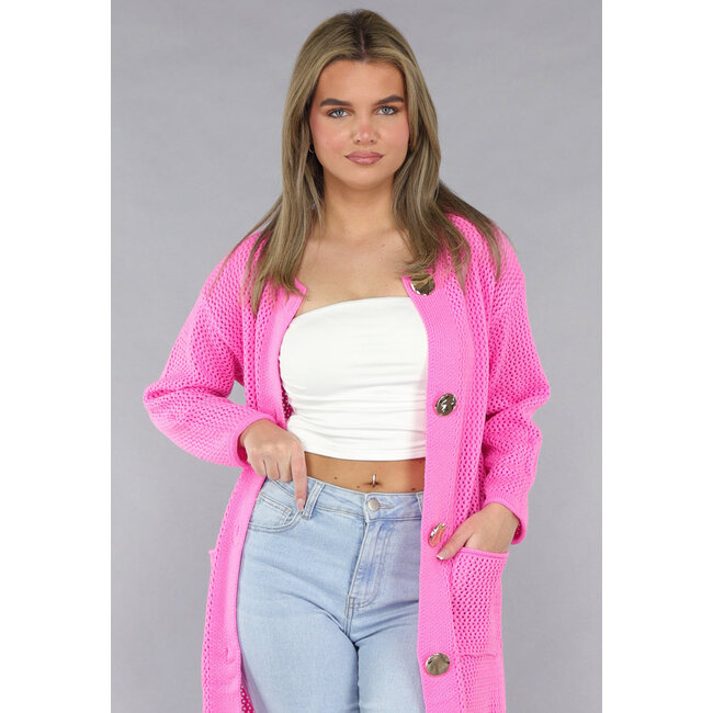 Leuchtend rosa Strickjacke in Übergröße mit goldenen Knöpfen