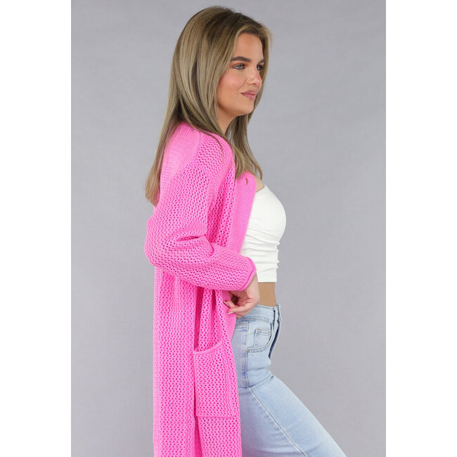 Leuchtend rosa Strickjacke in Übergröße mit goldenen Knöpfen