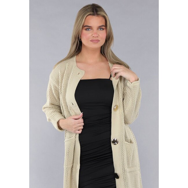 Lange beigefarbene Strickjacke in Übergröße mit goldenen Knöpfen