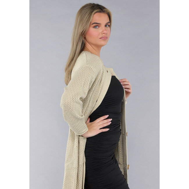 Lange beigefarbene Strickjacke in Übergröße mit goldenen Knöpfen