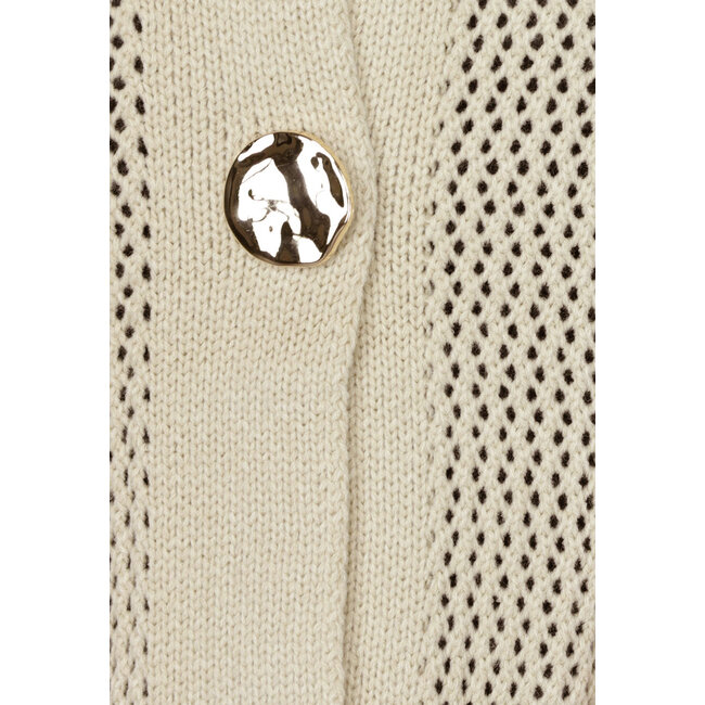 Lange beigefarbene Strickjacke in Übergröße mit goldenen Knöpfen