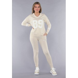 Beigefarbenes, weiches, passendes Stretch-Set mit Teddy-Stickerei