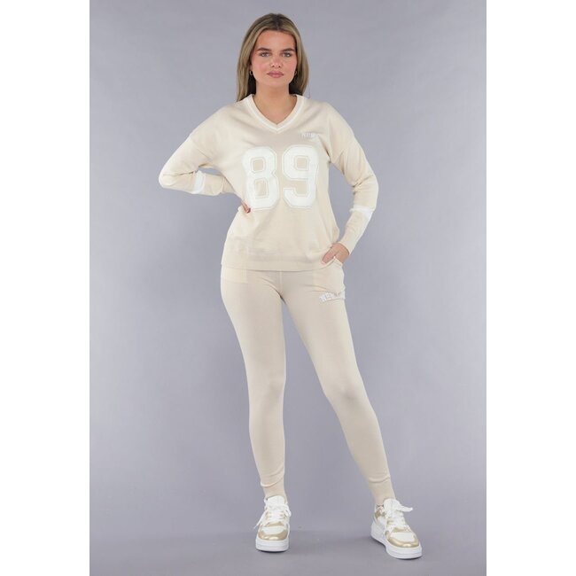 Beigefarbenes, weiches, passendes Stretch-Set mit Teddy-Stickerei