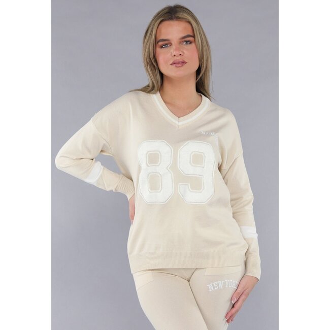 Beigefarbenes, weiches, passendes Stretch-Set mit Teddy-Stickerei
