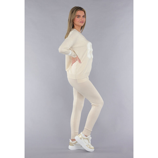 Beigefarbenes, weiches, passendes Stretch-Set mit Teddy-Stickerei