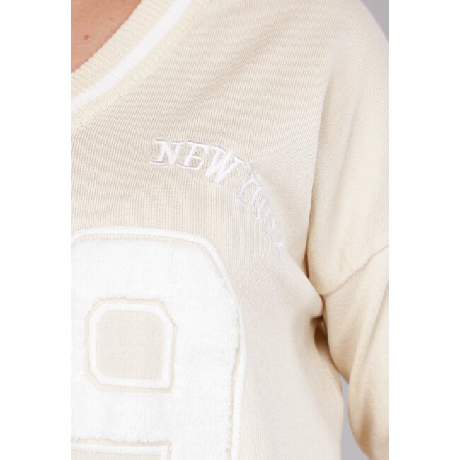 Beigefarbenes, weiches, passendes Stretch-Set mit Teddy-Stickerei