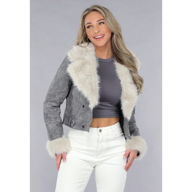 Graue Kurzjacke mit beigem Pelzkragen