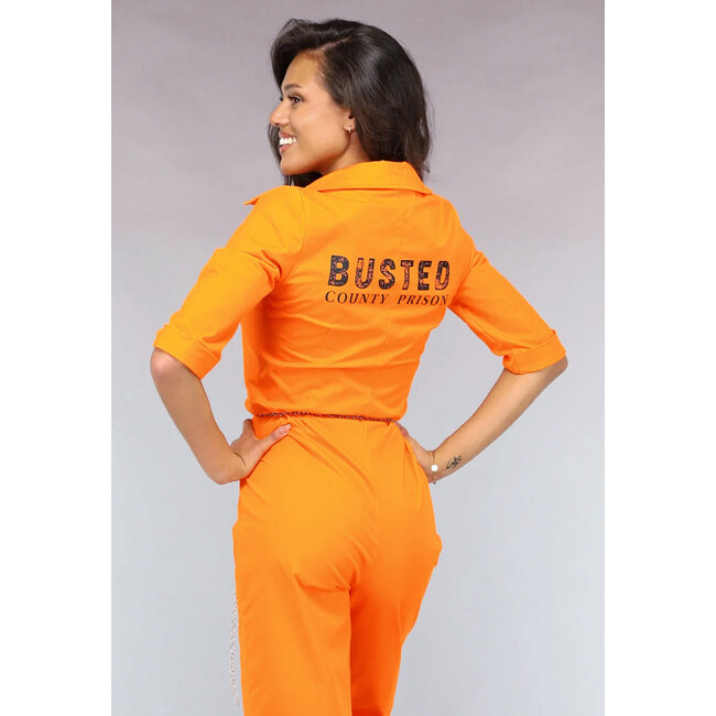 Langer orangefarbener Boevenjumpsuit mit Handschellen