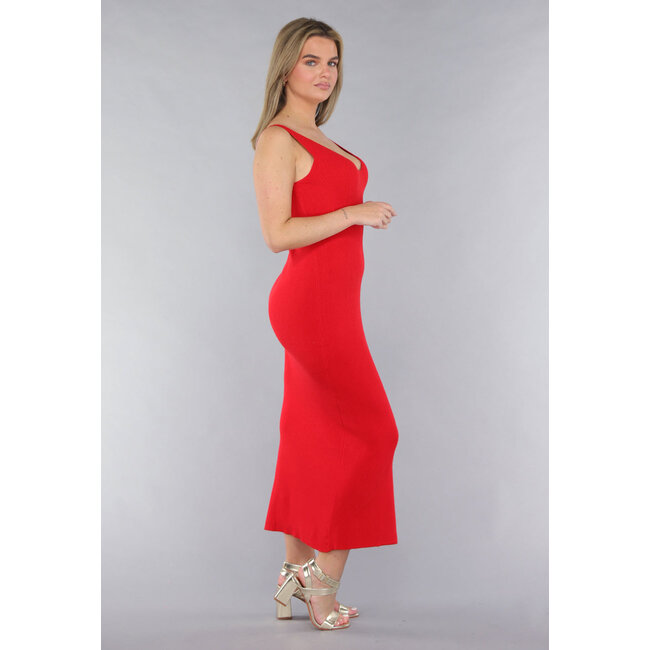 Rotes Rippenstrickkleid mit V-Ausschnitt