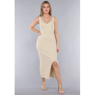 Beigefarbenes Rippenkleid mit V-Ausschnitt und Schlitz