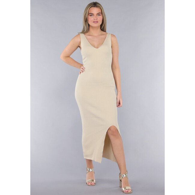 Beigefarbenes Rippenkleid mit V-Ausschnitt und Schlitz