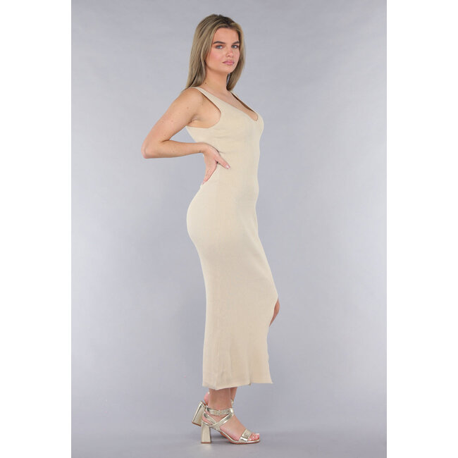 Beigefarbenes Rippenkleid mit V-Ausschnitt und Schlitz