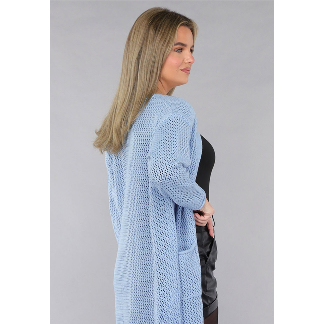 Blaue Strickjacke in Übergröße mit goldenen Knöpfen