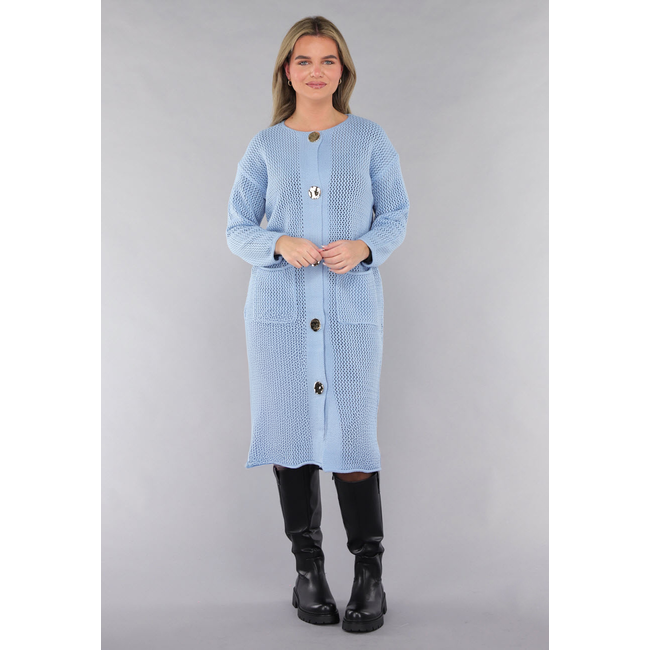 Blaue Strickjacke in Übergröße mit goldenen Knöpfen