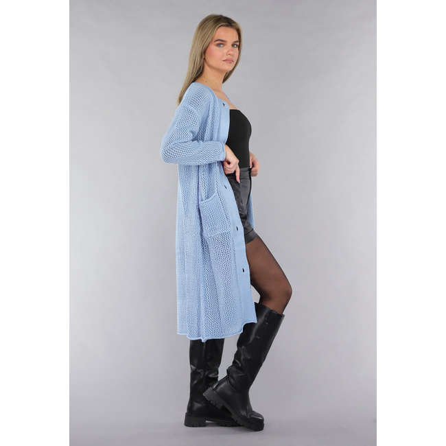 Blaue Strickjacke in Übergröße mit goldenen Knöpfen