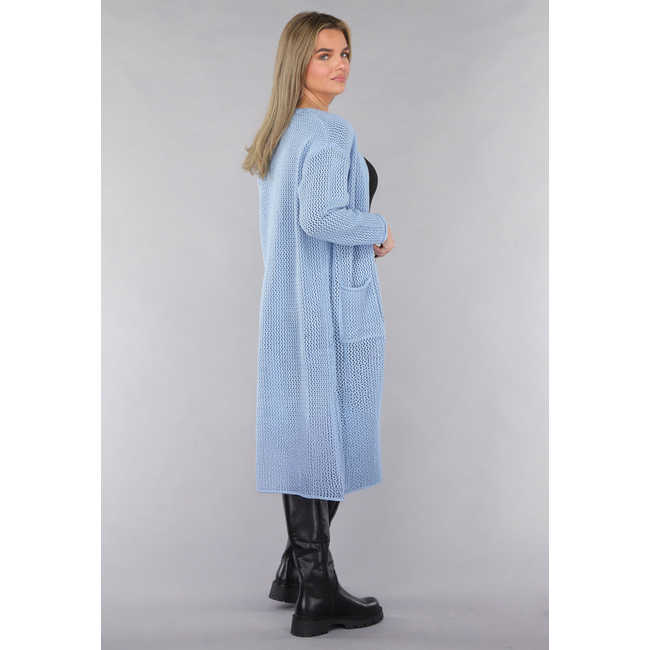 Blaue Strickjacke in Übergröße mit goldenen Knöpfen