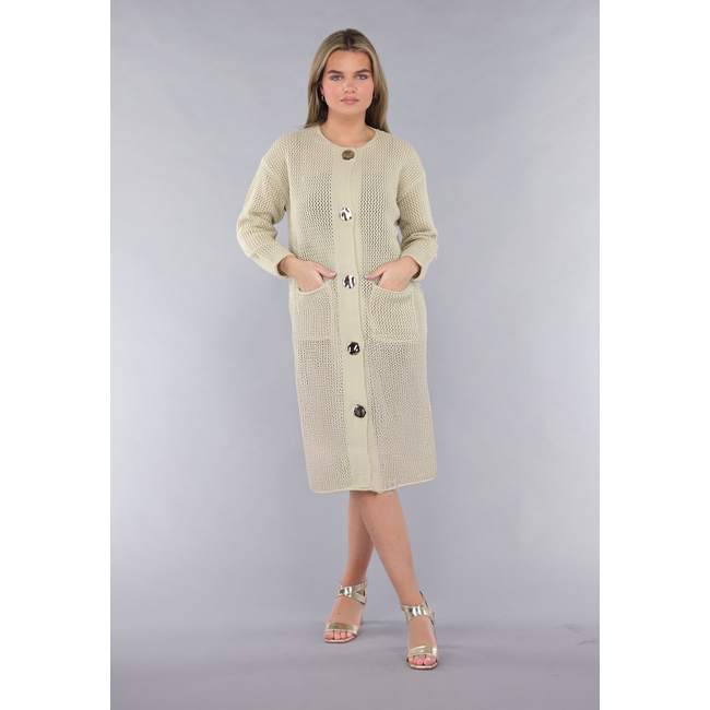 Lange beigefarbene Strickjacke in Übergröße mit goldenen Knöpfen