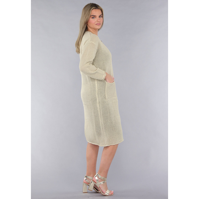 Lange beigefarbene Strickjacke in Übergröße mit goldenen Knöpfen