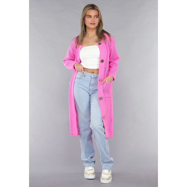 Leuchtend rosa Strickjacke in Übergröße mit goldenen Knöpfen