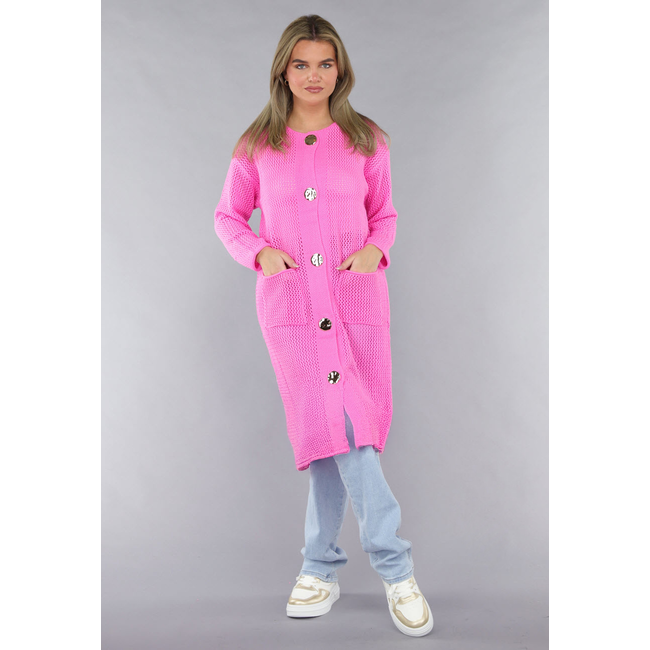 Leuchtend rosa Strickjacke in Übergröße mit goldenen Knöpfen