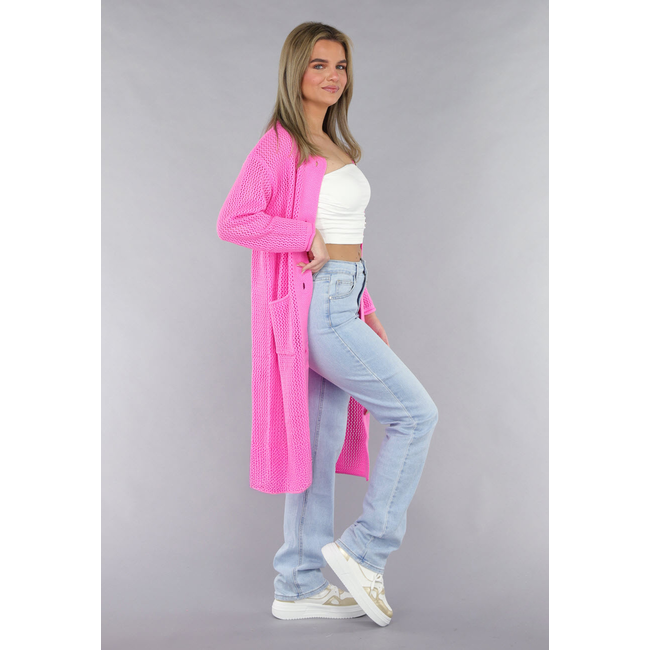 Leuchtend rosa Strickjacke in Übergröße mit goldenen Knöpfen