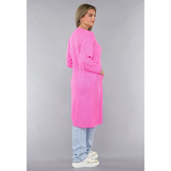 Leuchtend rosa Strickjacke in Übergröße mit goldenen Knöpfen