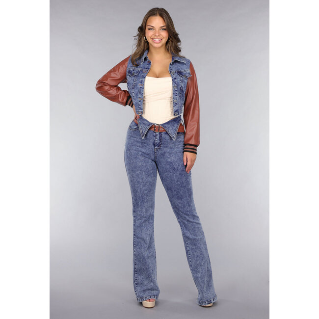 Denim-Flared-Zweiteiler mit braunen Lederoptik-Details