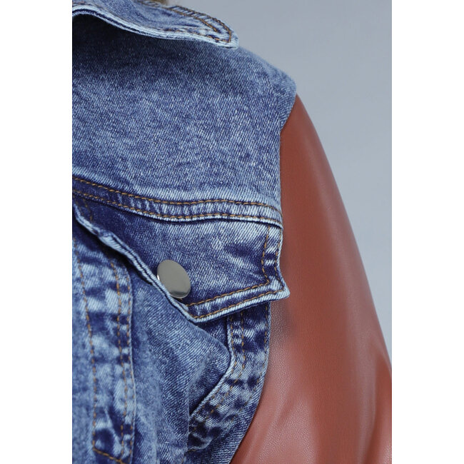 Denim-Flared-Zweiteiler mit braunen Lederoptik-Details