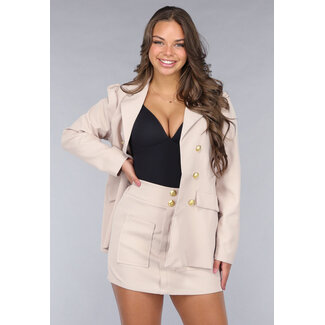 Beigefarbenes Blazer-Set mit Skort und marineblauen Knöpfen