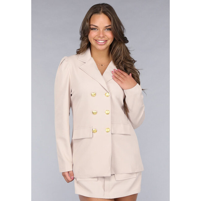 Beigefarbenes Blazer-Set mit Skort und marineblauen Knöpfen